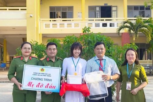 Nối dài những vòng tay đỡ đầu học sinh vùng khó