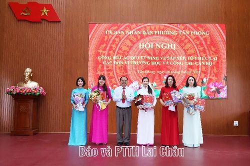 Công bố các quyết định về sắp xếp, tổ chức lại các đơn vị trường học và công tác cán bộ