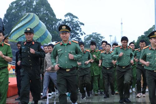 Công an Lâm Đồng chạy bộ chào mừng ngày truyền thống Công an nhân dân