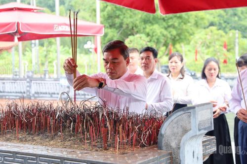 Ban Thường trực và Cơ quan Ủy ban MTTQ Việt Nam tỉnh Tuyên Quang dâng hương nhân kỷ niệm 138 năm ngày sinh Chủ tịch Tôn Đức Thắng