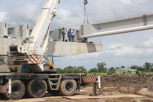 Cận cảnh lao lắp dầm cầu Trà Bông, trên cao tốc Mỹ An - Cao Lãnh
