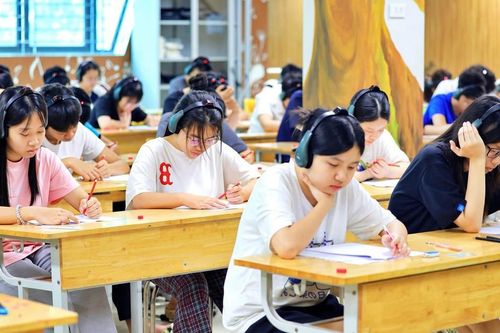 Bỏ môn thứ 3 thi lớp 10: Học ngoại ngữ để hội nhập hay chỉ để ứng thí?