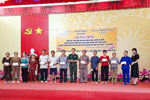 Trao 40 suất quà tri ân gia đình chính sách tại Đất Mũi