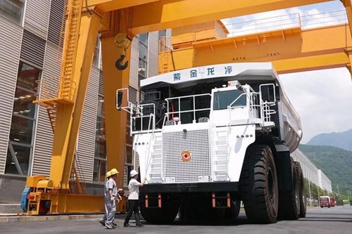 Xe tải khai mỏ thuần điện lớn nhất Trung Quốc: Nặng 350 tấn, pin 1.400 kWh