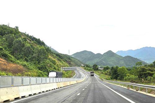 Cận cảnh dự án mở rộng cao tốc xuyên núi hơn 3.200 tỷ trước ngày về đích