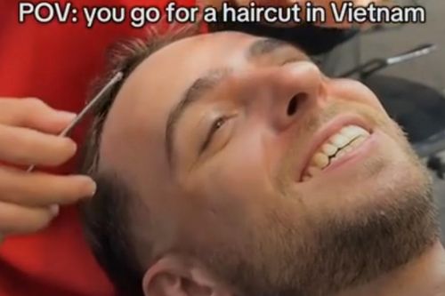 Khách Tây bất ngờ vì trải nghiệm cắt tóc, cạo râu 'đáng đồng tiền' ở Việt Nam