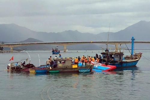 Chìm tàu cá tại cửa biển Tư Hiền