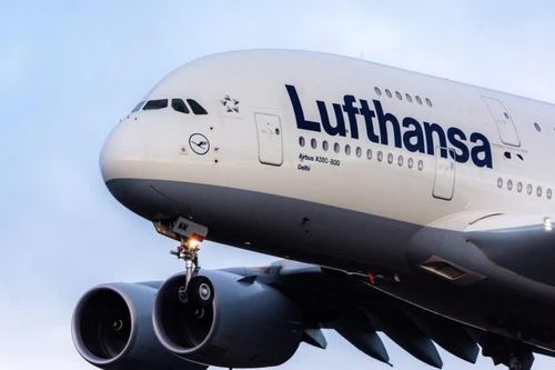 Máy bay Airbus A380 chở 351 hành khách hạ cánh quá sớm, làm hỏng đèn hiệu đường băng