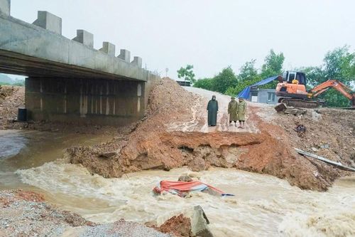Nước lũ cuốn trôi cầu ở Hà Tĩnh