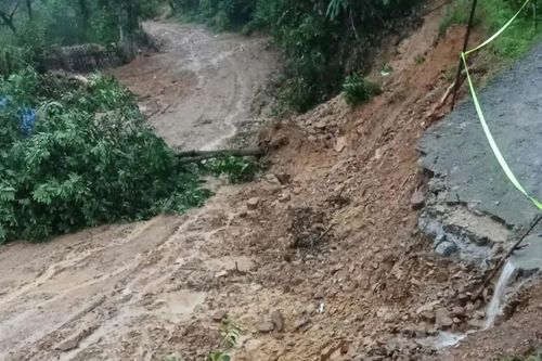 Mưa lớn gây ngập cục bộ, chia cắt một số khu vực tại Nghệ An, Hà Tĩnh