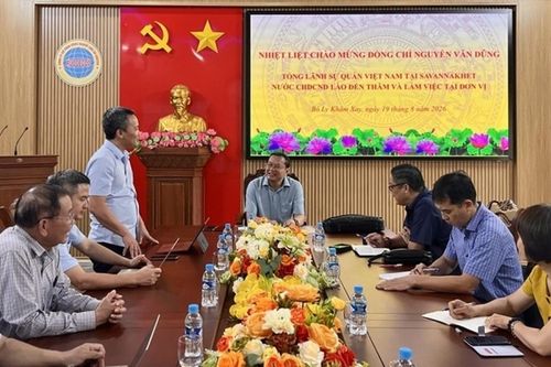 Tổng Lãnh sự Việt Nam tại Trung Lào thăm và làm việc với Công ty Cao su COECCO tại Bolikhamxay