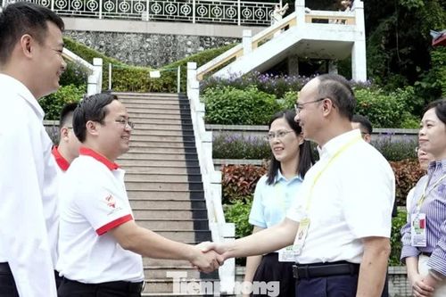 100 đại biểu thanh niên Việt Nam bắt đầu hành trình 'tìm theo dấu đỏ'