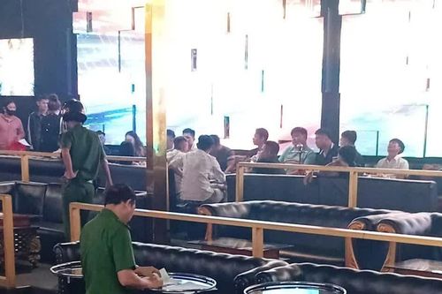 'Đột kích' cơ sở giải trí trong đêm, phát hiện hàng chục dân chơi dương tính ma túy
