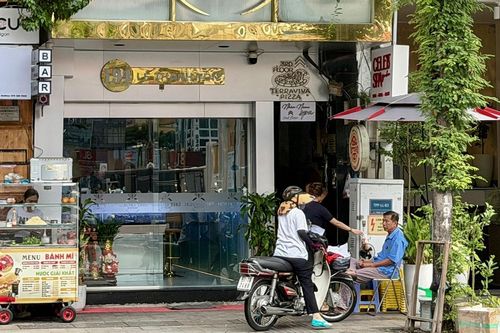 Các phố kim cương rơi vào cảnh chưa từng thấy, tiệm mở cửa đón gió