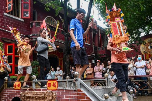 Người dân ôm bài vị người thân làm lễ Xá tội vong nhân ở TPHCM