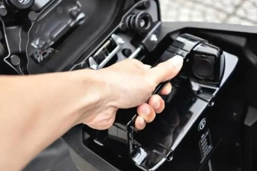 Mua xe máy điện nên chọn hình thức cắm sạc trực tiếp hay đổi pin?