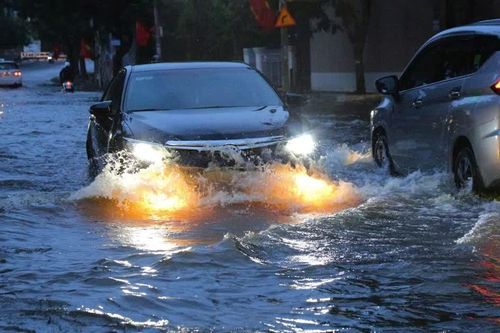 TP Hồ Chí Minh: Cảnh báo dông lốc, mưa lớn do thời tiết diễn biến phức tạp