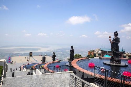 Chạm mây trời trên đỉnh núi Bà Đen