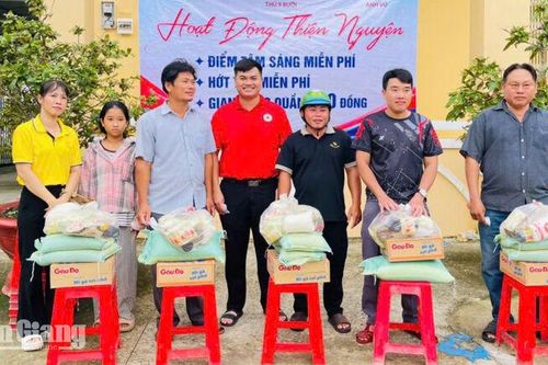 Mang yêu thương đến người dân có hoàn cảnh khó khăn ở xã Đông Hòa