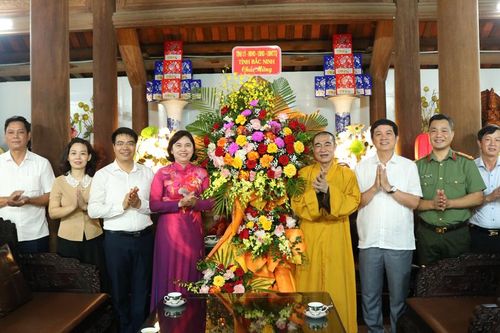 Phó Chủ tịch Thường trực HĐND tỉnh Trần Thị Hằng thăm, tặng quà nhân Đại lễ Vu Lan tại chùa Hàm Long