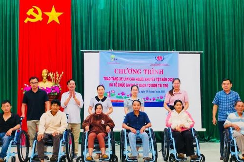 Trao tặng 42 chiếc xe lăn cho người khuyết tật ở khu vực Đức Cơ