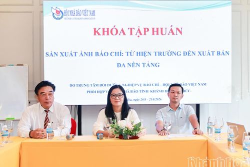 Bồi dưỡng kiến thức về sản xuất ảnh báo chí đa nền tảng cho 38 phóng viên, biên tập viên