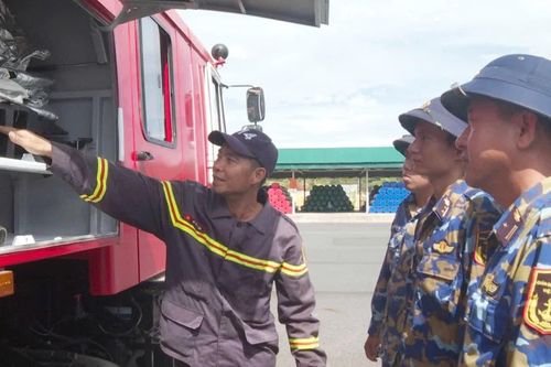 Vùng 4 Hải quân huấn luyện thực hành nghiệp vụ phòng cháy, chữa cháy và cứu nạn, cứu hộ