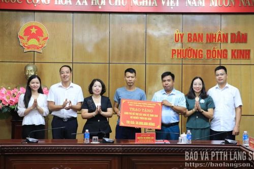 Phường Đông Kinh trao kinh phí hỗ trợ hộ nghèo và bàn giao công trình sửa chữa nhà ở