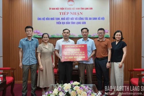 Tiếp nhận kinh phí ủng hộ xóa nhà tạm, nhà dột nát và công tác an sinh xã hội