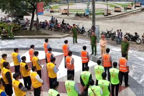 Cảnh sát giao thông Lào Cai tuyên truyền pháp luật về trật tự, an toàn giao thông cho các tổ xe ôm tự quản trước mùa lễ hội