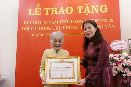 Phường Cầu Giấy trao Huy hiệu 80 năm tuổi Đảng