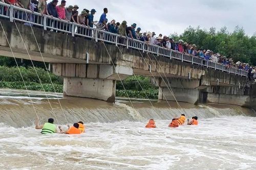 Lũ cuốn trôi cầu tạm, nhiều nhà dân ở Nghệ An bị cô lập, 1 người đuối nước