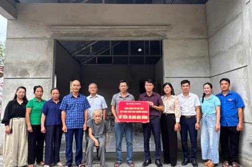 Xã Hòa An trao kinh phí hỗ trợ xóa nhà tạm, nhà dột nát tại xóm Hồng Việt