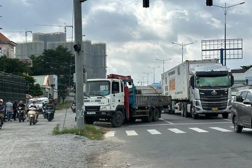 Xe tải cẩu tông liên tiếp hai xe máy trên Quốc lộ 13 khiến 3 người thương vong