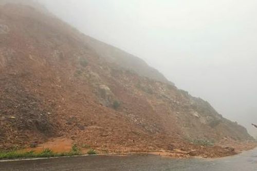 Đất đá tiếp tục đổ xuống, đường tránh đèo Măng Rơi bị chia cắt