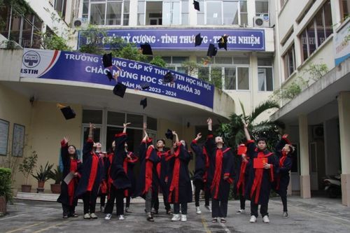 Trường Trung cấp Kỹ thuật Tin học Hà Nội chi vượt 26,3 triệu đồng làm giáo trình