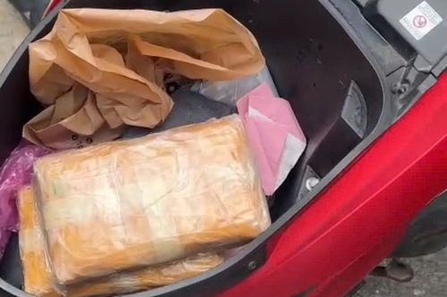 CSGT vây bắt 2 thiếu niên đi xe không biển số, vận chuyển 12.000 viên ma túy