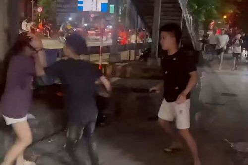 Xác minh clip nhóm nam nữ cầm hung khí hỗn chiến giữa phố Hà Nội