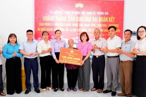 Xã Trung Giã bàn giao 3 nhà Đại đoàn kết dịp 2-9