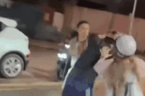 Hà Nội: Công an xác minh vụ người đàn ông 'xăm trổ' hành hung nam thanh niên sau va chạm giao thông