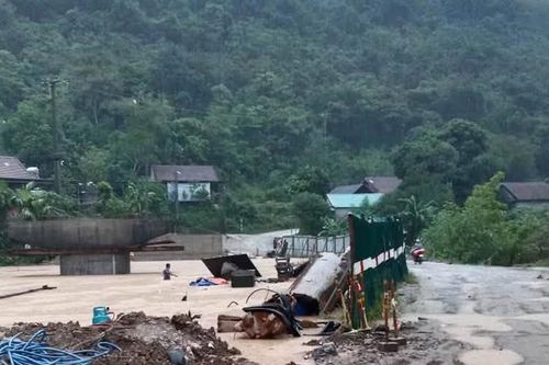 Mưa lớn gây thiệt hại nặng cho miền Trung, xuất hiện hàng trăm điểm nguy cơ lũ quét