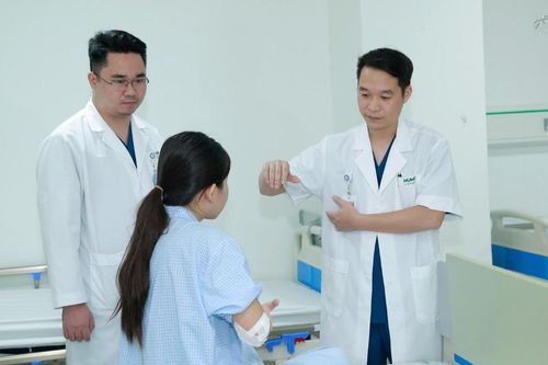 Sau 3 ngày phẫu thuật gãy xương do tai nạn, tay bé gái đã vận động được