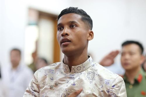 Công dân Adou Minh: 'Tôi sẽ cống hiến hết mình cho bóng đá Việt Nam'