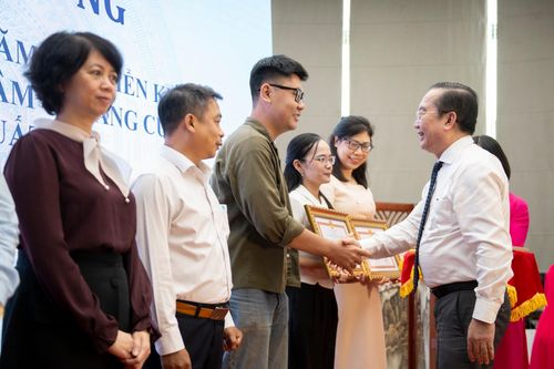 TP.HCM khen thưởng 33 tập thể, cá nhân đóng góp cho Đường sách Tết