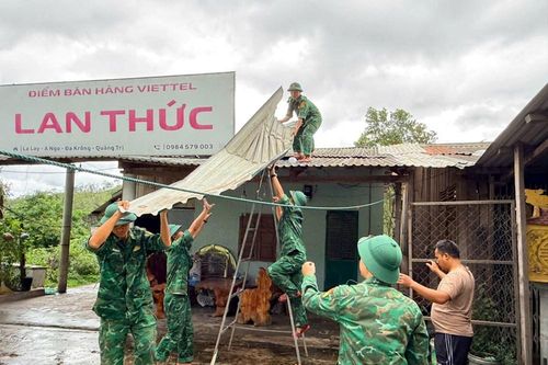 Bộ đội Biên phòng giúp dân dựng lại mái nhà sau dông lốc