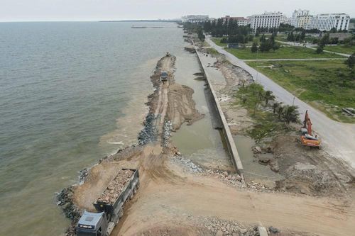 Kè biển hơn 430 tỉ đồng ở Hải Tiến: Tính phương án 'nuôi bãi' để giữ bãi tắm