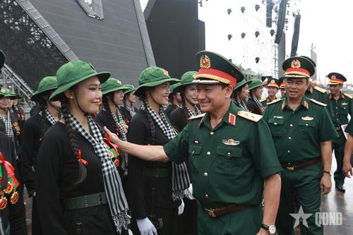 Trung tướng Lê Văn Hướng kiểm tra, động viên các lực lượng luyện tập tham gia chương trình nghệ thuật 'Tổ quốc trong tim'