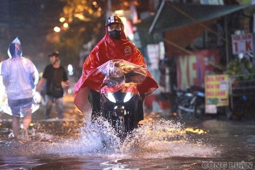 Hà Nội yêu cầu chủ động trực gác, kiên quyết không để người và phương tiện qua khu vực nguy hiểm