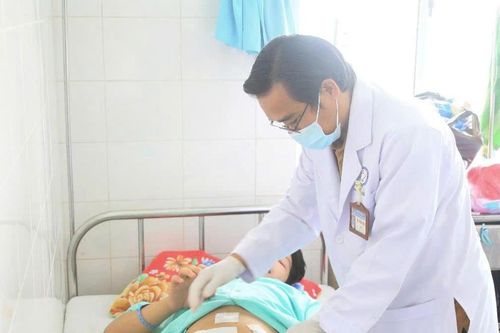 Thiếu niên 15 tuổi bị rách ruột vì đồng nghiệp nghịch dại vòi xịt khí nén