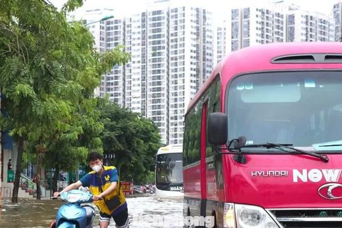 Kiên quyết chặn người và xe qua các điểm ngập sâu tại Hà Nội